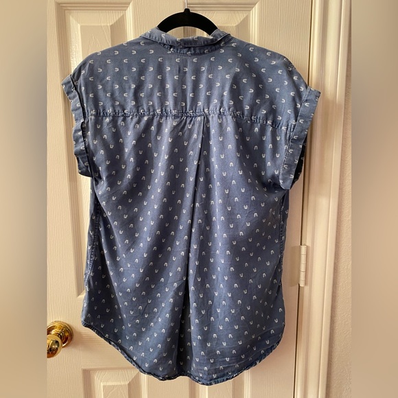 Zach’s Girlfriend Blue S/S Chambray Blouse with Arrow/Chevron pattern. Size S. - Picture 2 of 6